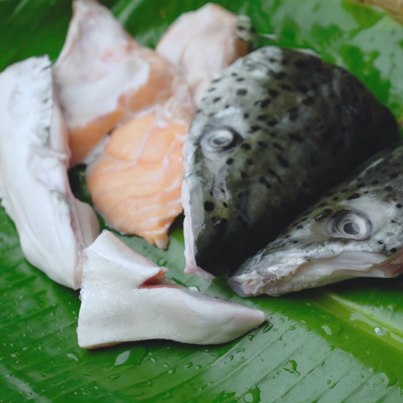 Bước 1 Sơ chế đầu cá hồi Canh kim chi đầu cá hồi