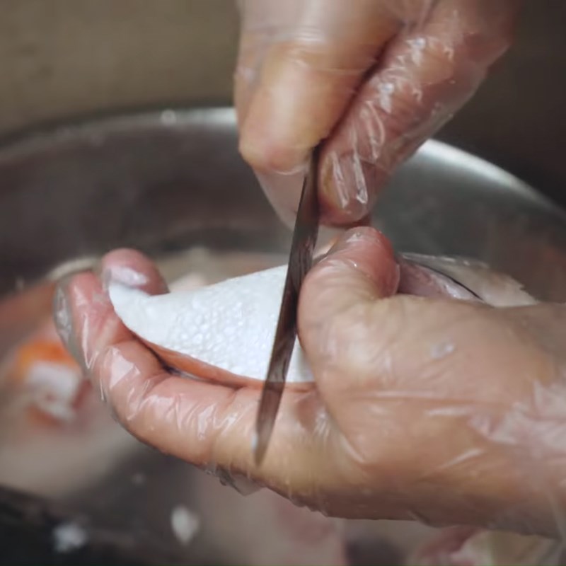 Bước 1 Sơ chế đầu cá hồi Canh kim chi đầu cá hồi