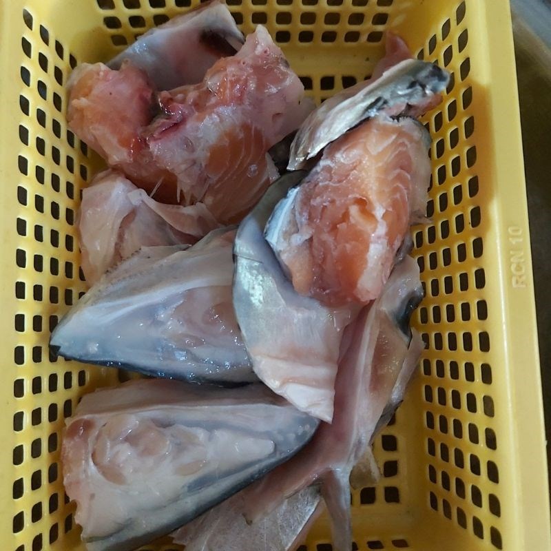 Bước 1 Sơ chế đầu cá hồi Canh chua đầu cá hồi (công thức được chia sẻ từ người dùng)