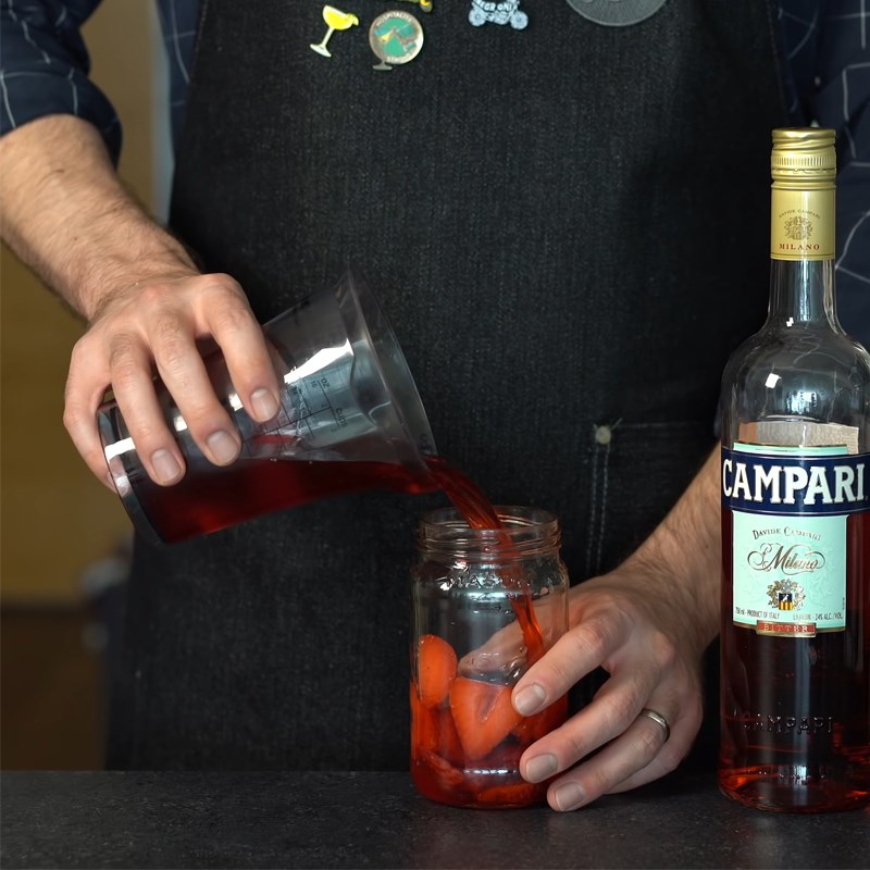 Bước 1 Sơ chế dâu và ngâm rượu Campari dâu Cocktail dâu tây Negroni