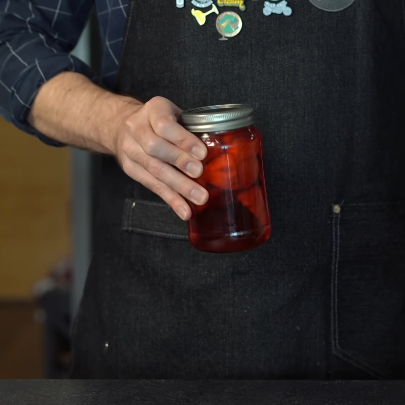 Bước 1 Sơ chế dâu và ngâm rượu Campari dâu Cocktail dâu tây Negroni