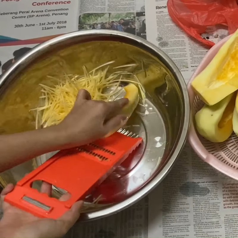 Bước 1 Sơ chế đu đủ Mắm thái cá lóc đu đủ đơn giản