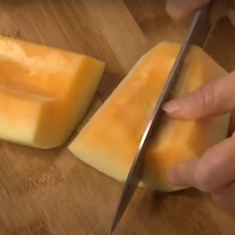 Bước 1 Sơ chế đu đủ Canh đu đủ chay nấu với lá lốt