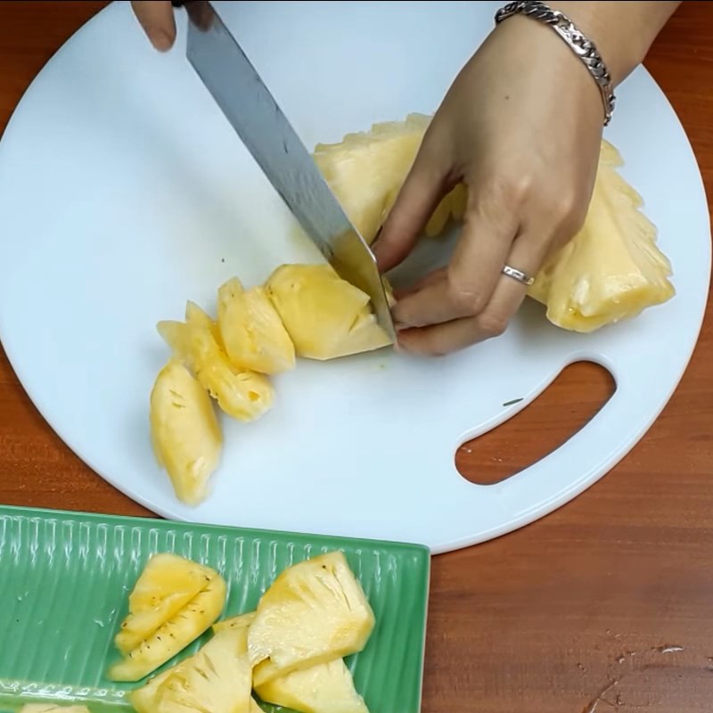 Bước 3 Sơ chế dứa Cá bạc má kho dứa (kho thơm)