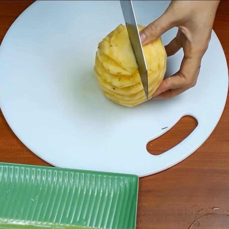 Bước 3 Sơ chế dứa Cá bạc má kho dứa (kho thơm)