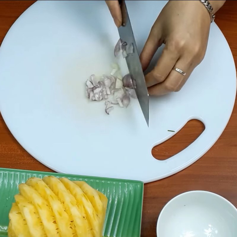 Bước 3 Sơ chế dứa Cá bạc má kho dứa (kho thơm)