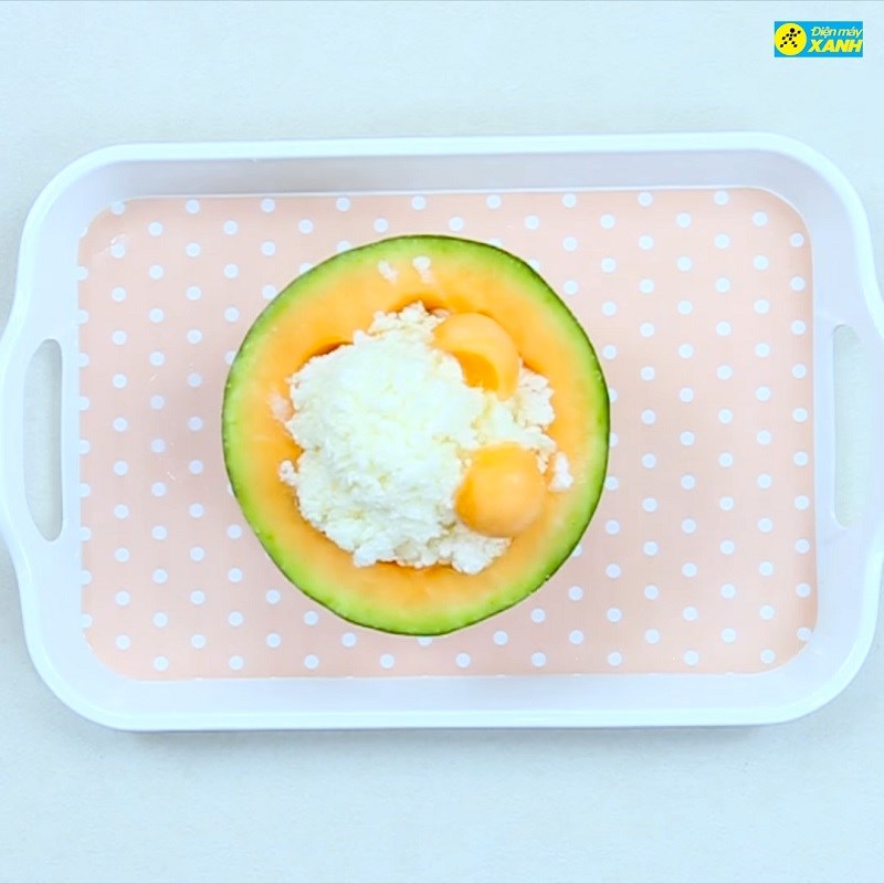 Bước 2 Sơ chế dưa lưới và hoàn thành Bingsu dưa lưới
