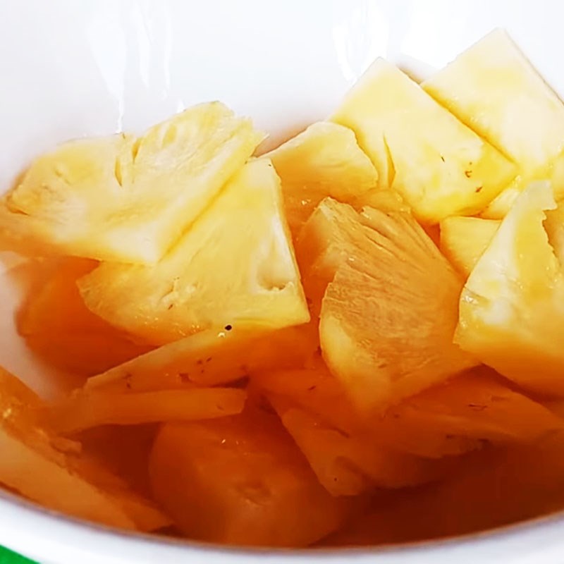 Bước 2 Sơ chế dứa và các nguyên liệu khác Lòng heo xào dứa (thơm)