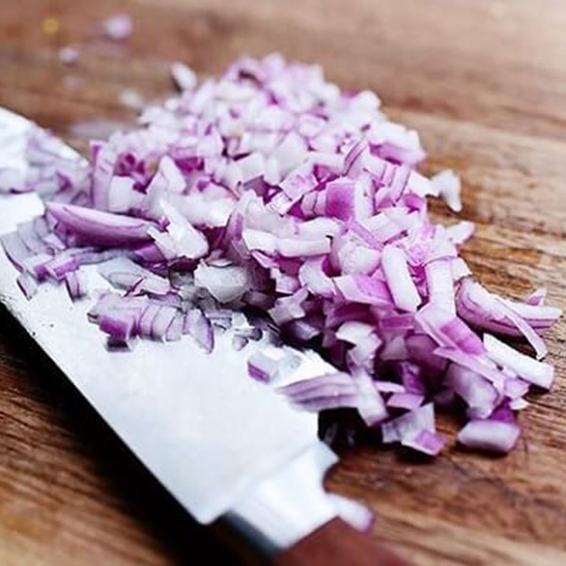 Bước 2 Sơ chế dứa và các nguyên liệu khác Lòng heo xào dứa (thơm)