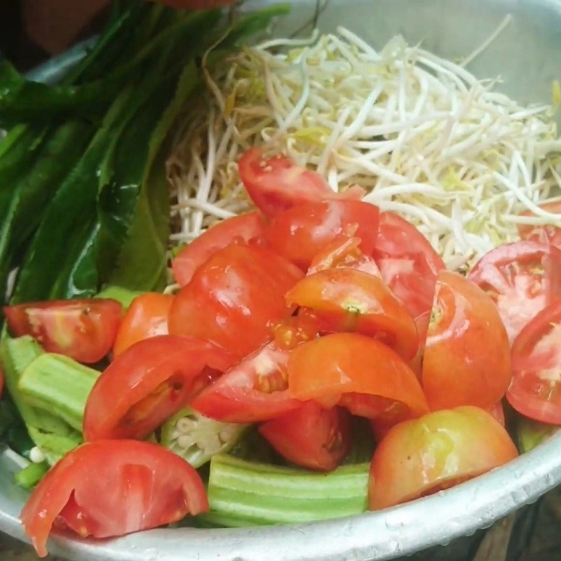 Bước 2 Sơ chế các nguyên liệu khác Cá tai tượng nấu canh chua