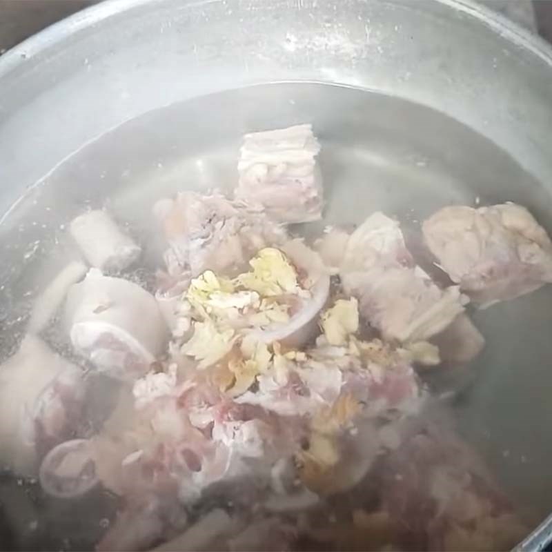 Bước 1 Sơ chế đuôi bò Đuôi bò hầm đậu đen