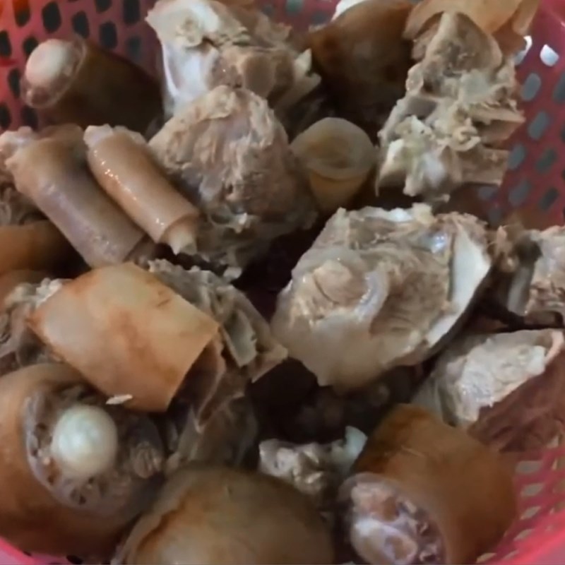 Bước 1 Sơ chế đuôi bò Đuôi bò hầm tiêu xanh
