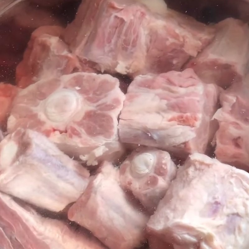 Bước 1 Sơ chế đuôi bò Đuôi bò hầm ngũ vị