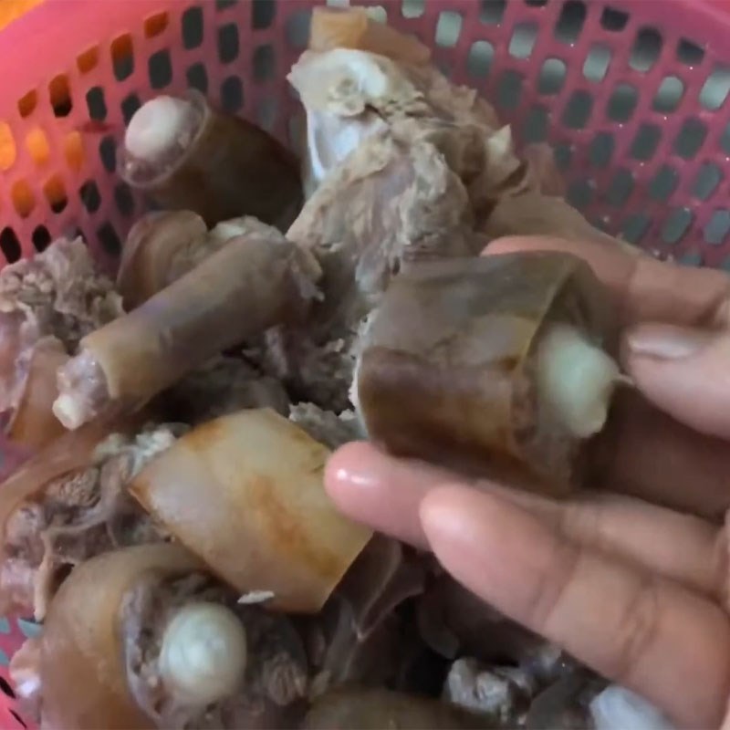 Bước 1 Sơ chế đuôi bò Đuôi bò hầm tiêu xanh