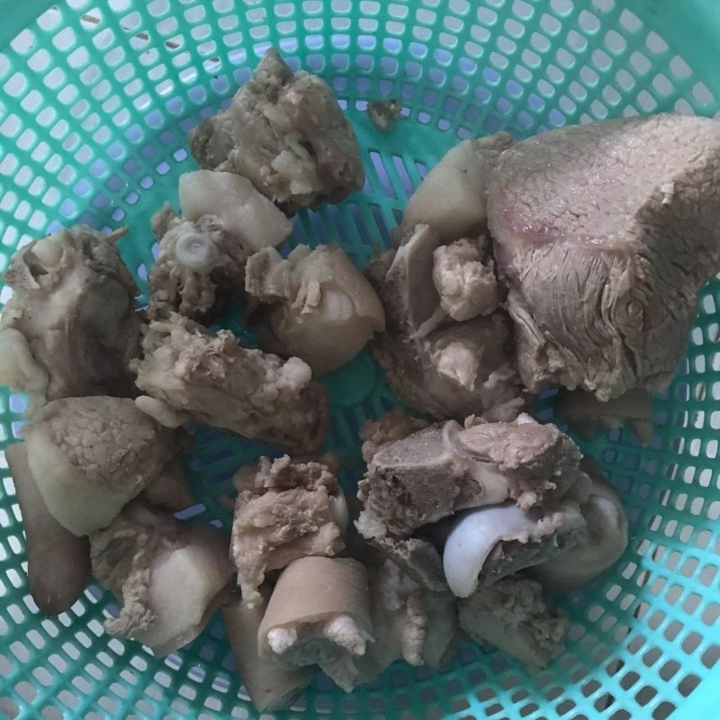 Bước 1 Sơ chế đuôi heo Đuôi heo hầm măng tươi
