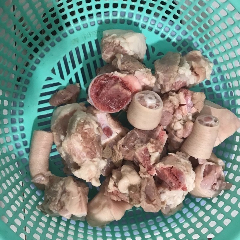 Bước 1 Sơ chế đuôi heo Đuôi heo hầm măng tươi