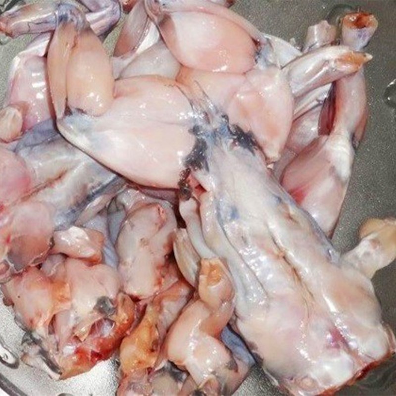 Bước 1 Sơ chế ếch Ếch xào măng với lá lốt