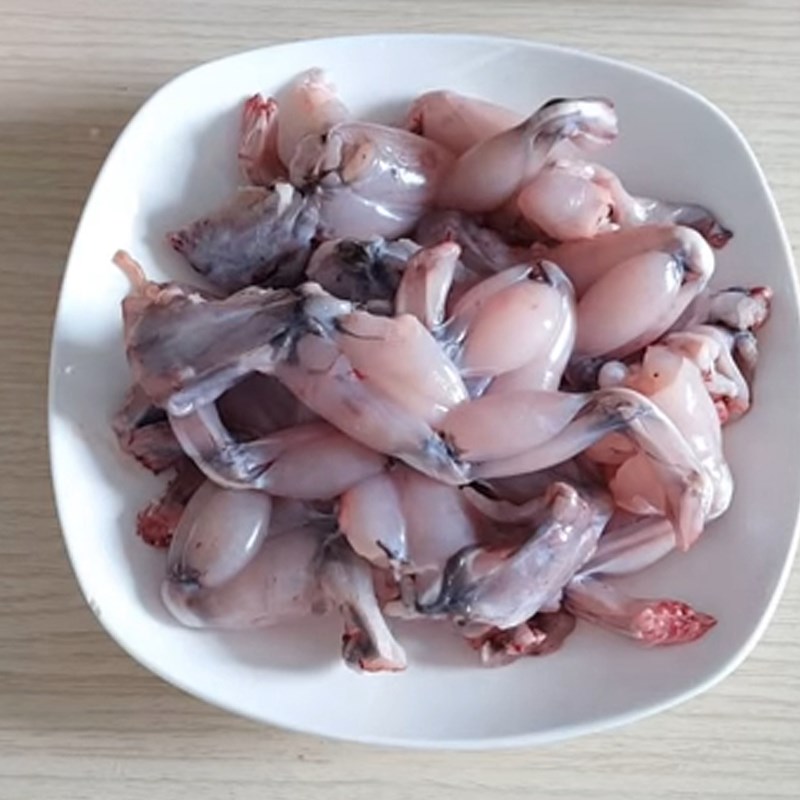 Bước 1 Sơ chế ếch Ếch xào măng với lá lốt
