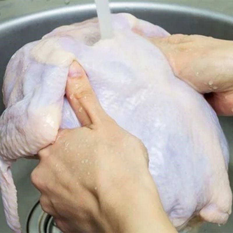Bước 1 Sơ chế gà Gà hấp muối hột