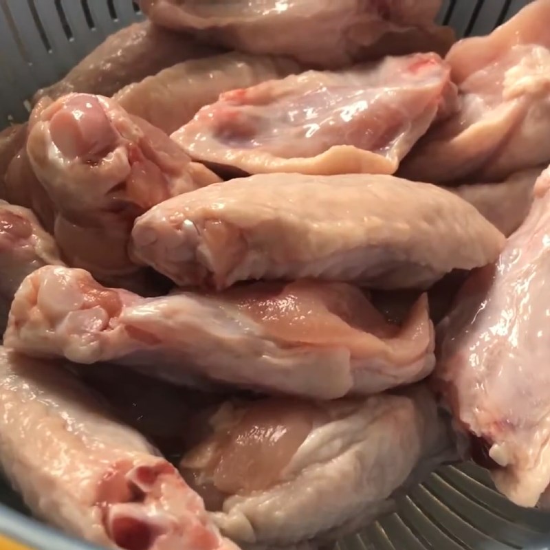 Bước 1 Sơ chế gà Gà chiên muối ớt