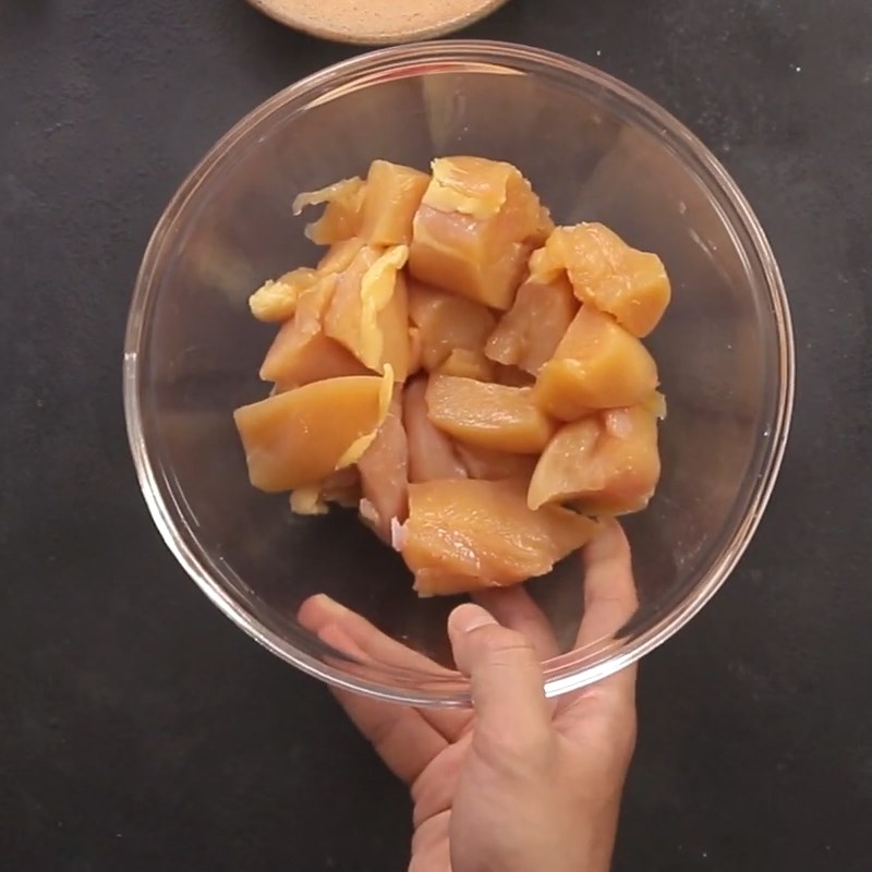 Bước 1 Sơ chế gà Gà chiên giòn lắc ngũ vị hương