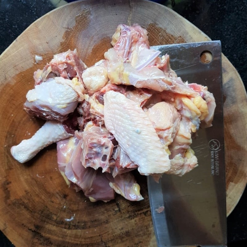 Bước 1 Sơ chế gà Lẩu gà măng chua