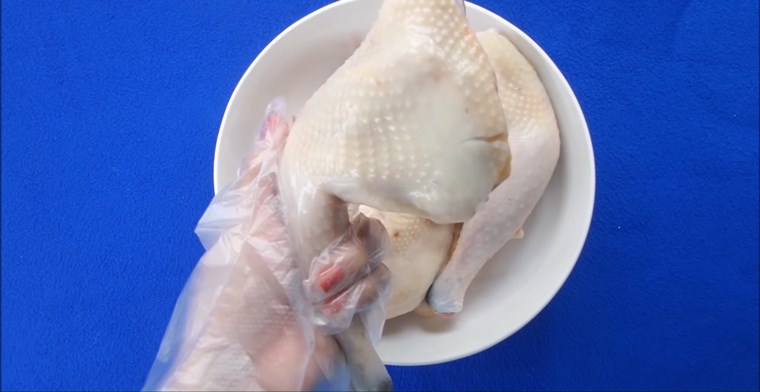 Bước 1 Sơ chế gà Gà rim nước dừa