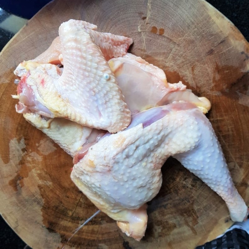Bước 1 Sơ chế gà Lẩu gà măng chua