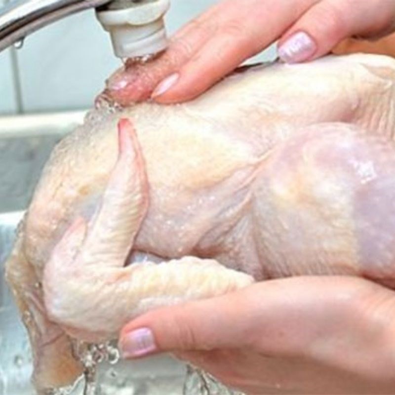 Bước 1 Sơ chế gà Gà ủ muối sả (công thức được chia sẻ từ người dùng)