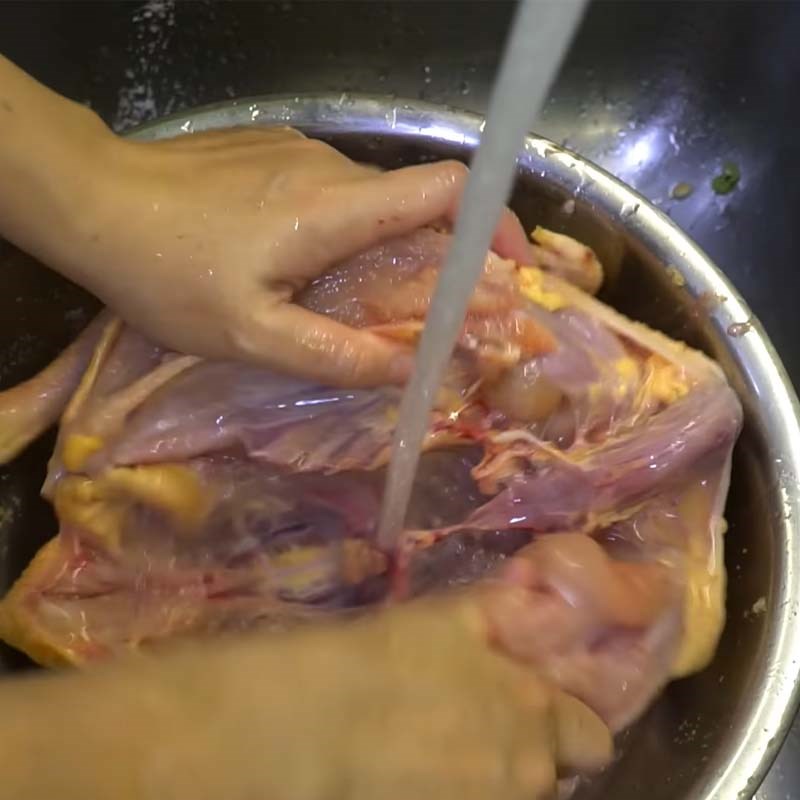 Bước 1 Sơ chế gà và lòng gà Mì quảng gà Đà Nẵng