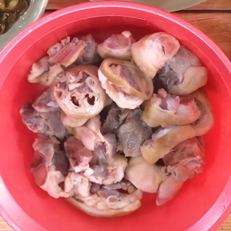 Bước 1 Sơ chế giò heo Giò heo kho nấm đông cô