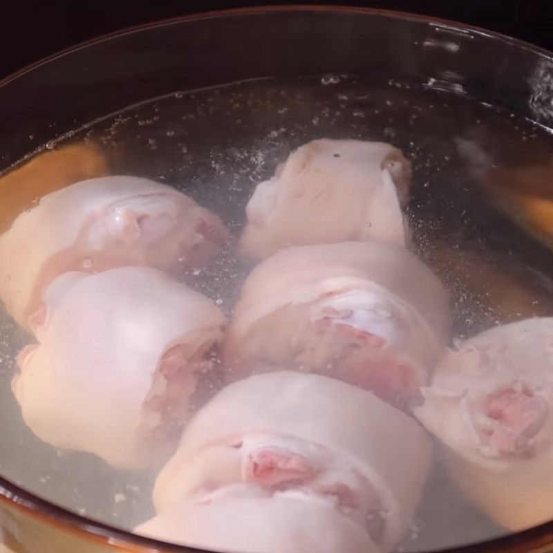Bước 1 Sơ chế giò heo Chân giò hầm hạt sen