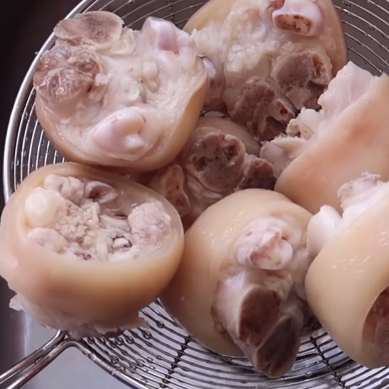 Bước 1 Sơ chế giò heo Chân giò hầm hạt sen