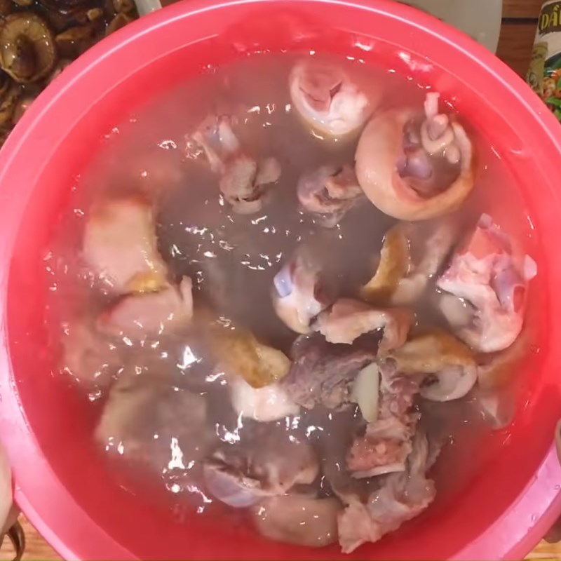 Bước 1 Sơ chế giò heo Giò heo kho nấm đông cô