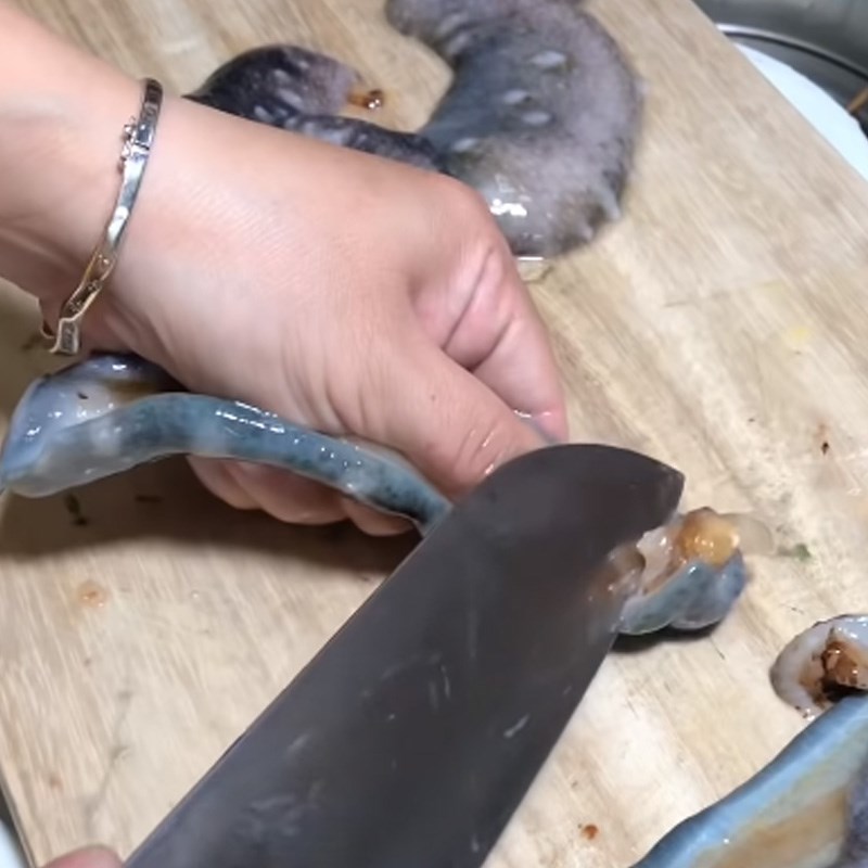 Bước 2 Sơ chế hải sâm Cách làm súp bào ngư vi cá