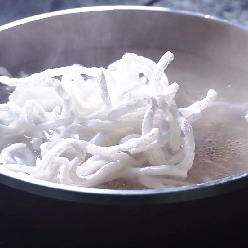 Bước 2 Sơ chế hành tây và mì udon Mì udon xào cay