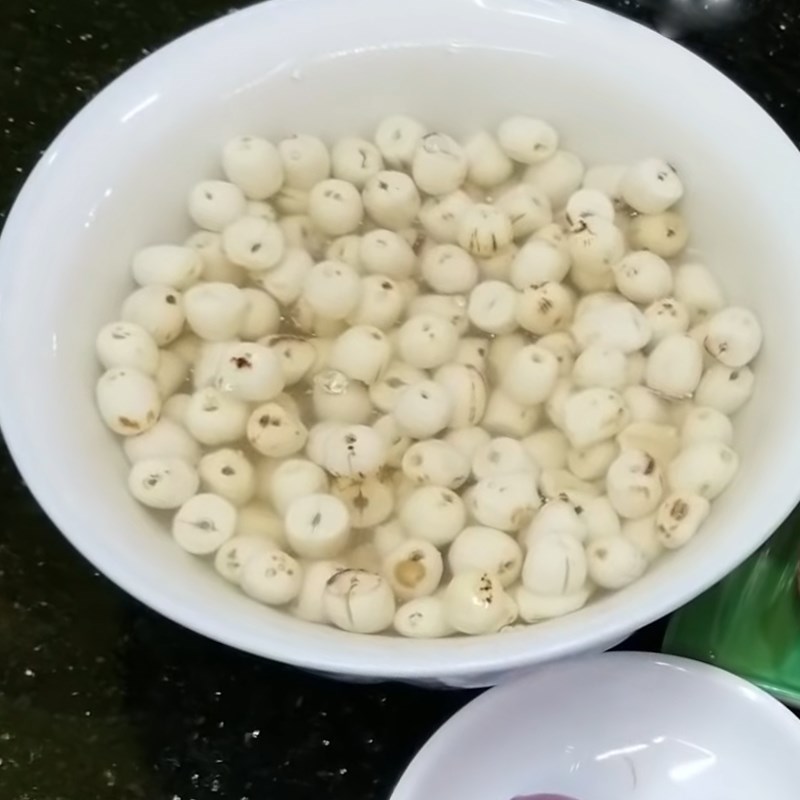 Bước 2 Sơ chế hạt sen Đuôi heo hầm hạt sen