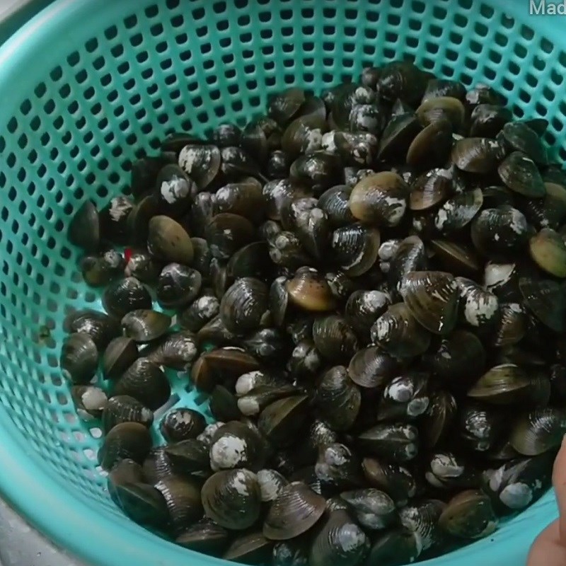 Bước 1 Sơ chế hến Hến xào nguyên con