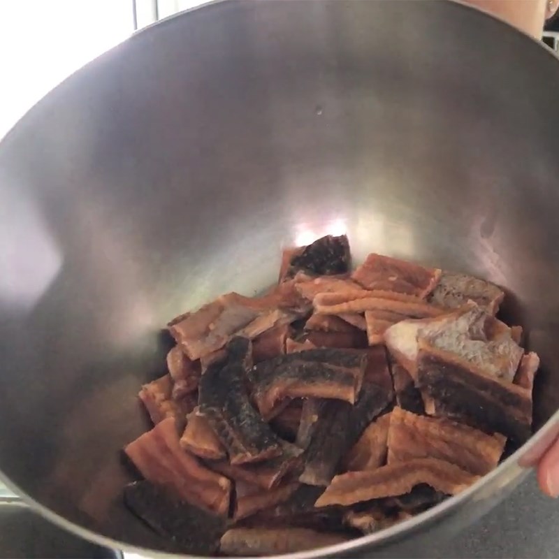 Bước 1 Sơ chế khô cá lóc Khô cá lóc kho thơm