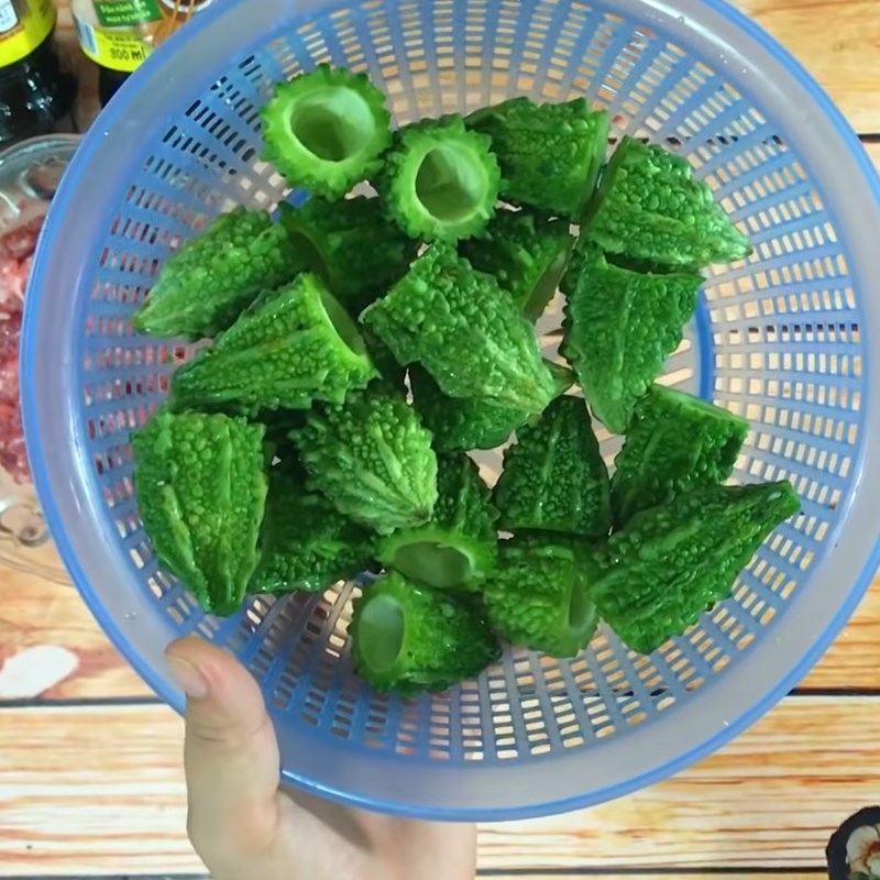 Bước 2 Sơ chế khổ qua Khổ qua nhồi thịt kho nước tương