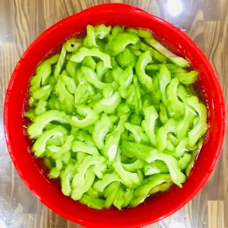 Bước 1 Sơ chế khổ qua Khổ qua ngâm nước mắm