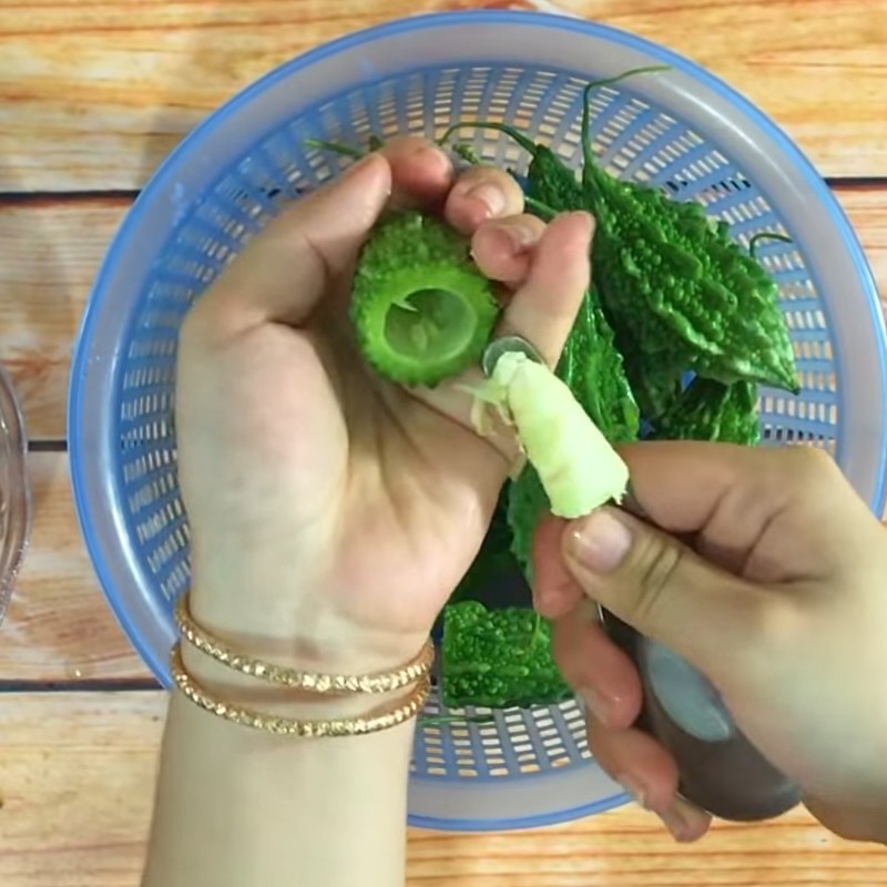 Bước 2 Sơ chế khổ qua Khổ qua nhồi thịt kho nước tương