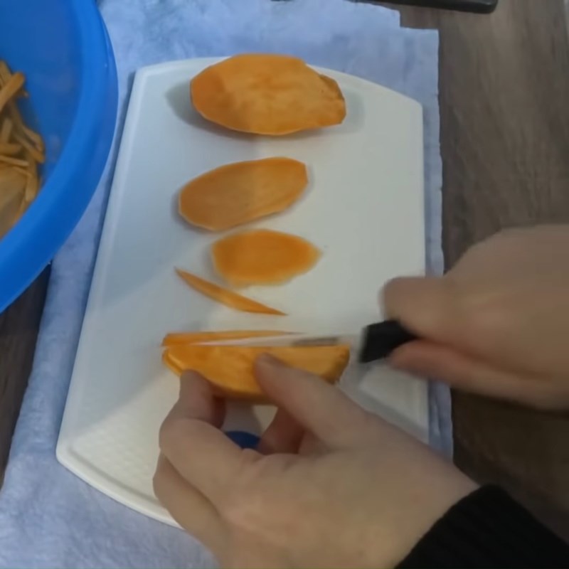 Bước 1 Sơ chế khoai lang Bánh tôm chiên khoai lang