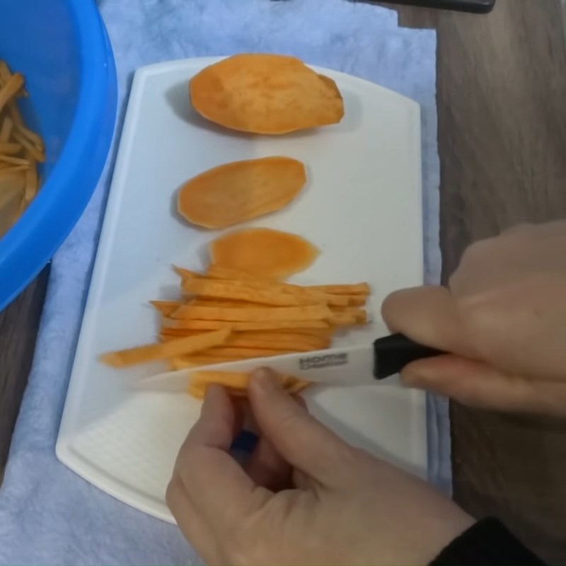 Bước 1 Sơ chế khoai lang Bánh tôm chiên khoai lang