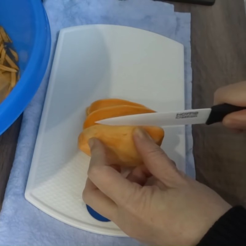 Bước 1 Sơ chế khoai lang Bánh tôm chiên khoai lang