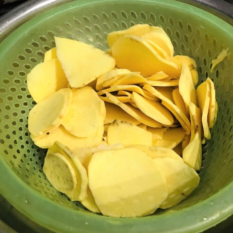 Bước 1 Sơ chế khoai lang Khoai lang chiên bơ (công thức được chia sẻ từ người dùng)