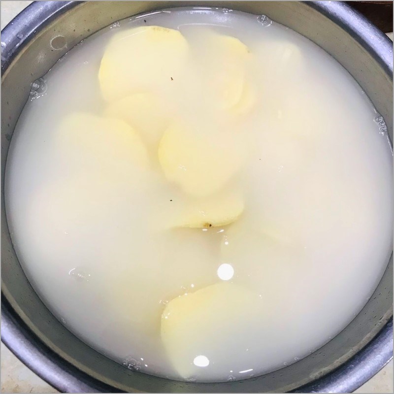 Bước 1 Sơ chế khoai lang Khoai lang chiên bơ (công thức được chia sẻ từ người dùng)