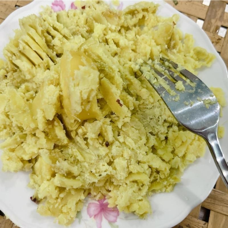 Bước 1 Sơ chế khoai lang và trộn bột Bánh khoai lang nướng