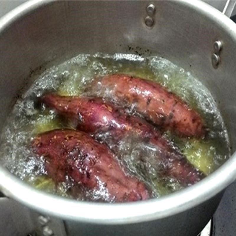 Bước 1 Sơ chế khoai lang và trộn bột Bánh khoai lang nướng
