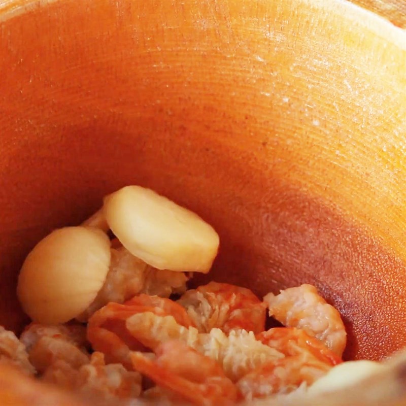 Bước 2 Ngâm và giã tôm khô Canh khoai mỡ tôm khô